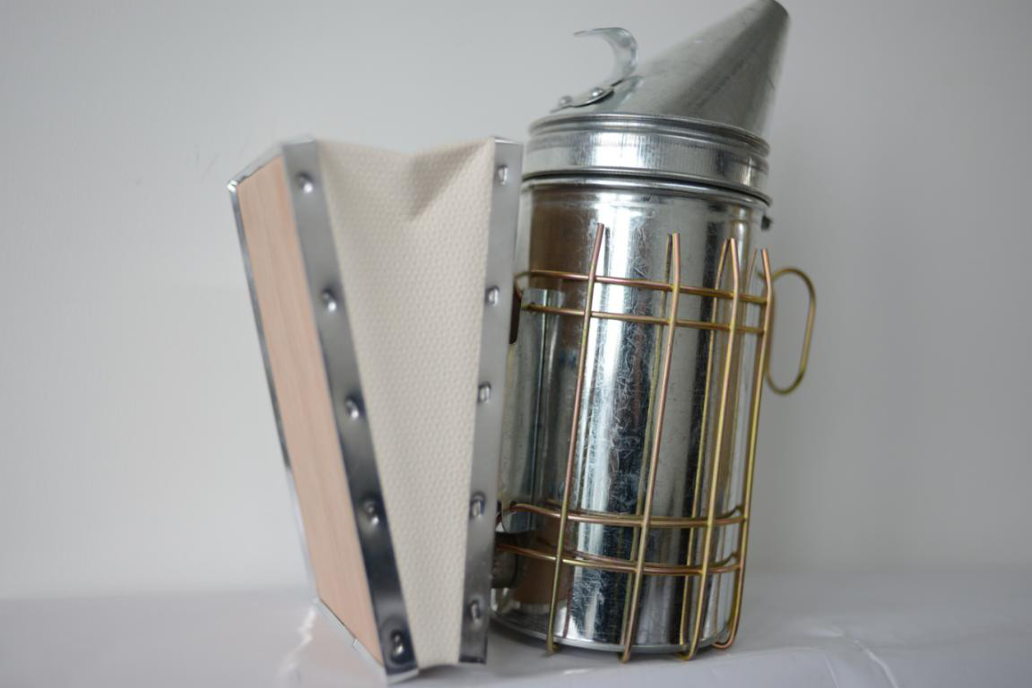 Cheap Bee Hive Equipment  Galvanized Bee Smoker  Stainless Steel Material For Beekeepers wholesale