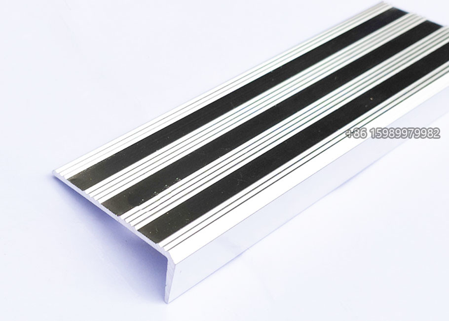China ODM Stainless Steel Stair Nosing , 2.7m Metal Stair Tread Nosing on sale