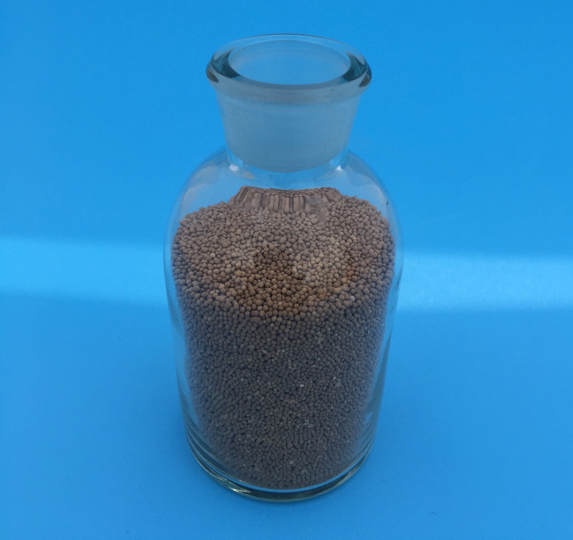 97% Purity Molecular Sieve Desiccant Size 1.0-1.5 Mm 0.75 G/Ml Stacking Density for sale