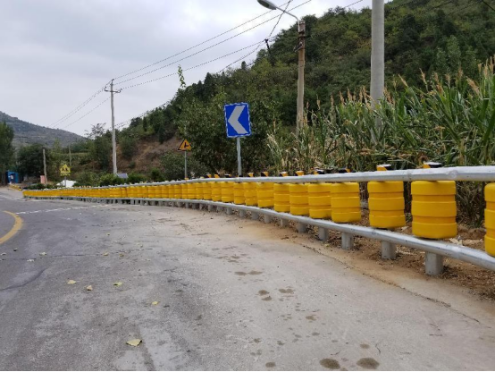 Traffic Safety Eva Buckets Rolling Guardrail Road Roller Barrier Anti Crash