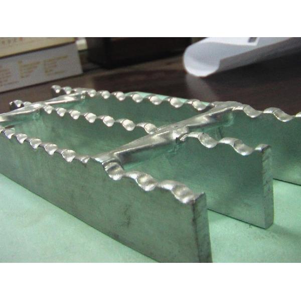Hot Dipped Galvanized Steek Stair Treads Customized Size 30mm Pitch