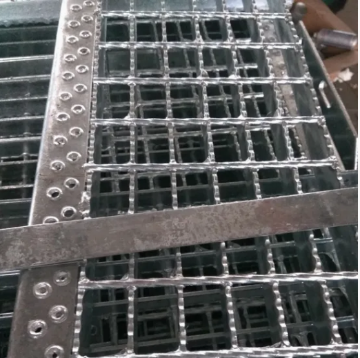 Industrial Use Slip Resistant Steel Stair Treads with T1/T2/T3/T4 Types for High Safety