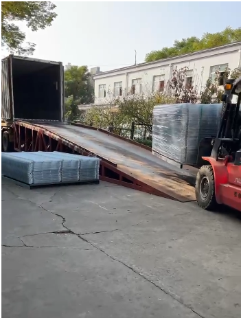 PVC Coated 3D Curved Welded Wire Mesh Fence Eco Friendly 2m 2.5m Length