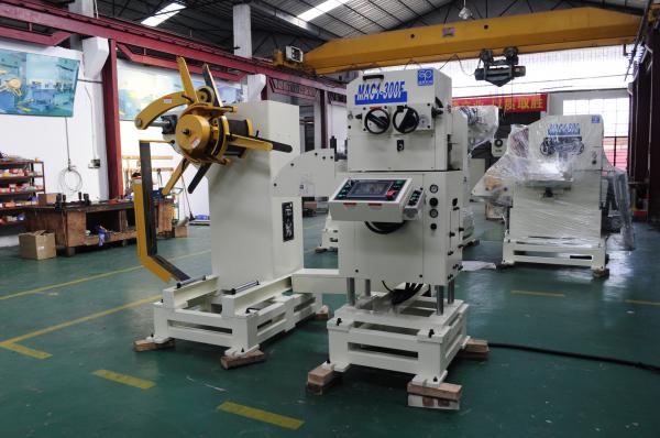Quality Fully Automatic NC Zig Zag Servo Roll Feeder 0.3-3.2mm Thickness Decoiler Straightener Feeder for sale