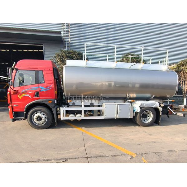 FAW Fuel Tank Truck Oil Tanker 4X2 5M3 6 Wheel Weatherproof With Steel Framed Structure
