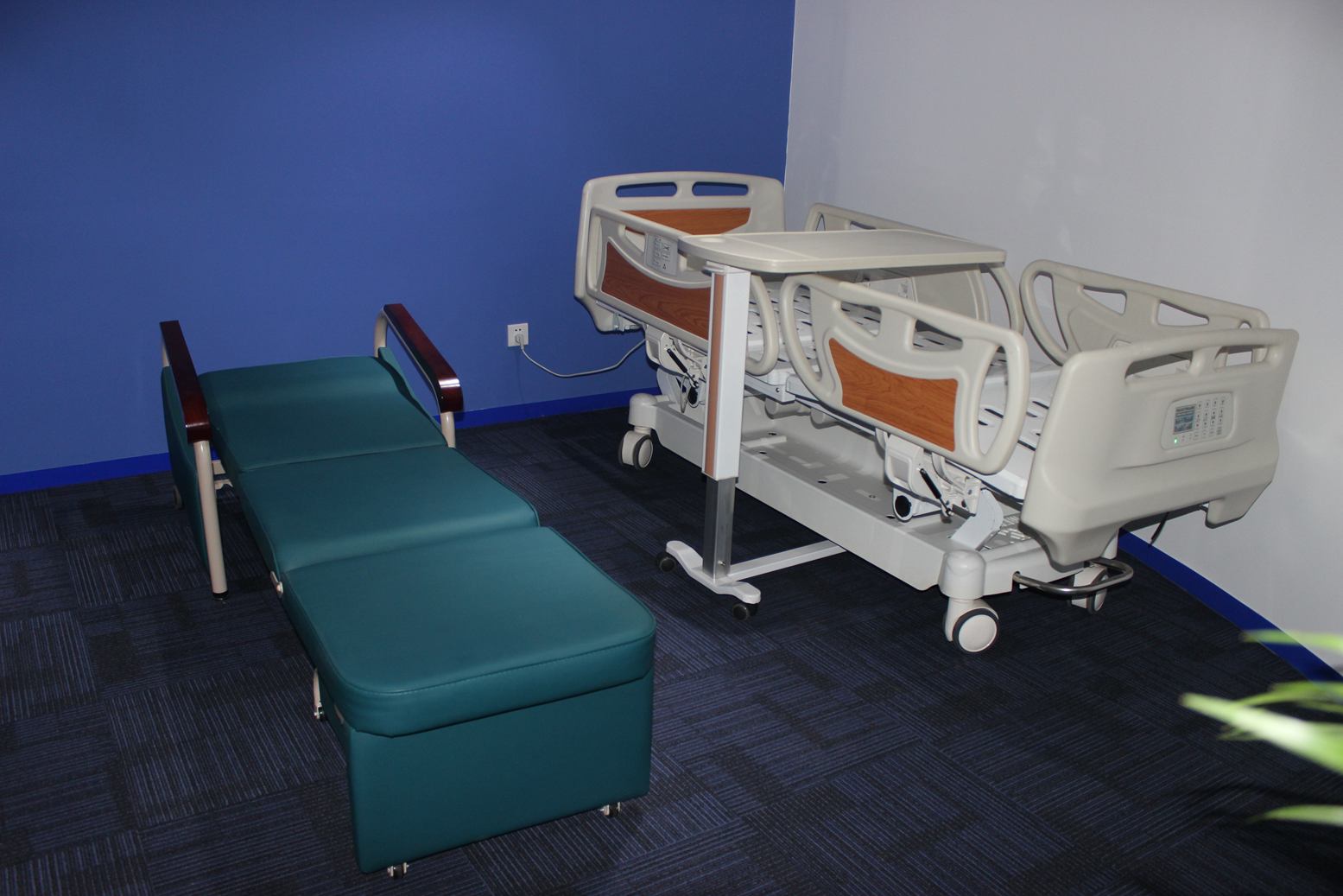 MDK-D101 Luxury Medical Accompany Escort Chair Hospital Medical Folding Bed Price