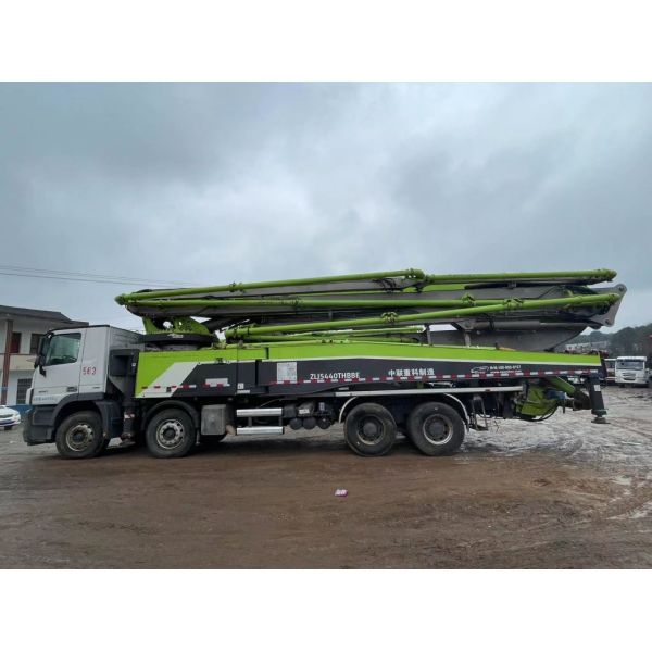 Zoomlion 56m Benz Truck Concrete Equipment Concrete Boom Beton Pump Machine Second Hand Truck Mounted Concrete Pump