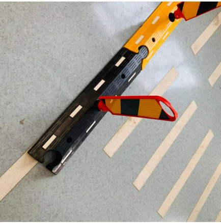 Traffic Safety Products Retractable Road Dividers With Warning Posts Barrier Level Crossing Signs