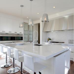 Cheap Customized Villa Modern White Glossy Kitchen Cabinets Moisture Proof wholesale