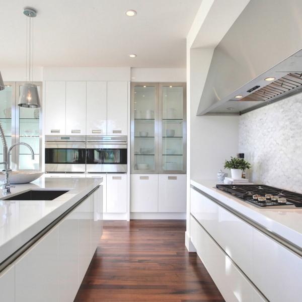 Customized Villa Modern White Glossy Kitchen Cabinets Moisture Proof