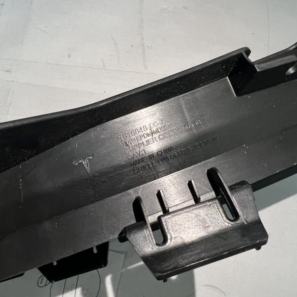 8*102*14 cm Plastic Grille for Tesla Model 3 Front Bumper 1085927-00-C Top- Material