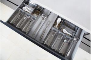 China Kitchen Expandable Cutlery Silverware Drawer Organizer on sale