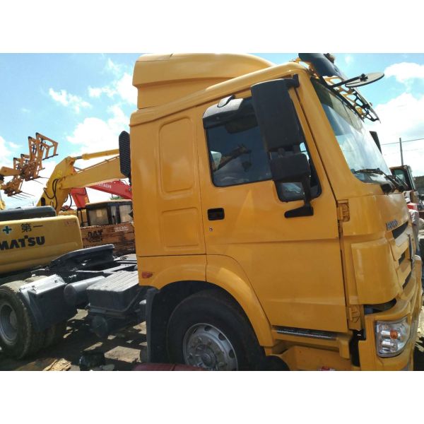 Yellow Used Tractor Trucks HOWO 6x4 Tractor 375 Heavy Work Transportation