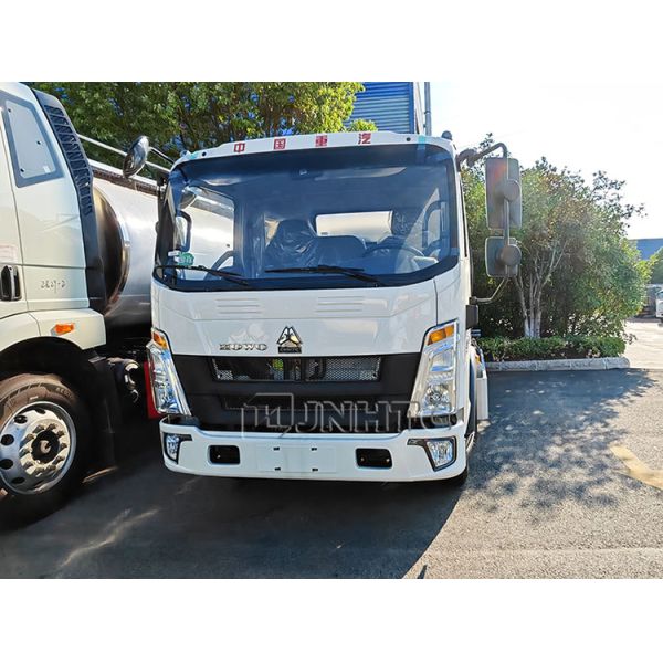 Sinotruk Howo 4x2 Light Fuel Oil Truck Tanker 4200 Liters Diesel Oil Fuel Tank Trucks