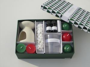 Cheap Red & Green  Cinnamon chai  fragrance scented tealight candle & floating candle  packed into gift box wholesale
