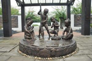 China Realistic Large Outdoor Bronze Sculptures Children Playing Shape Antique Design on sale