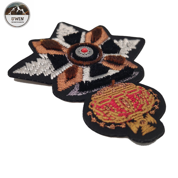 Delicate Elegant 3D Embroidery Patches Custom Shape With India Slik / Metal Material
