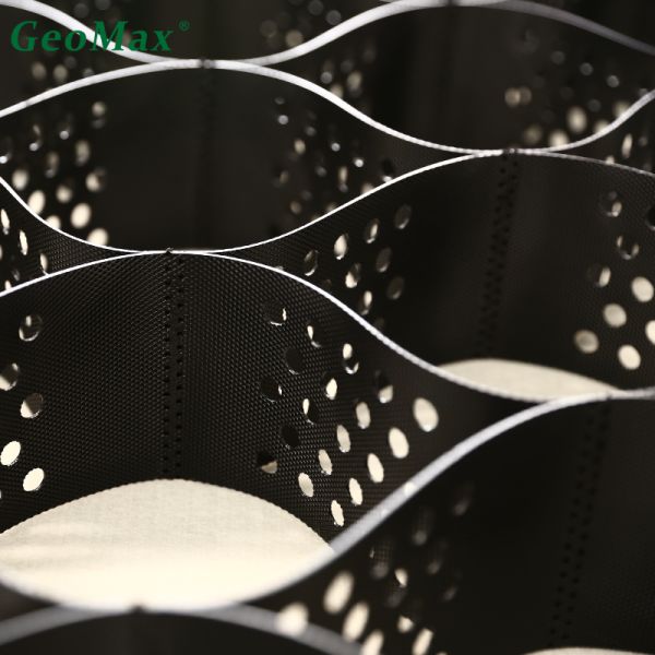 Green Color HDPE Geocell Retaining Wall Solutions 150mm Height 445mm Welding Space ESCR 5000Min HPOIT