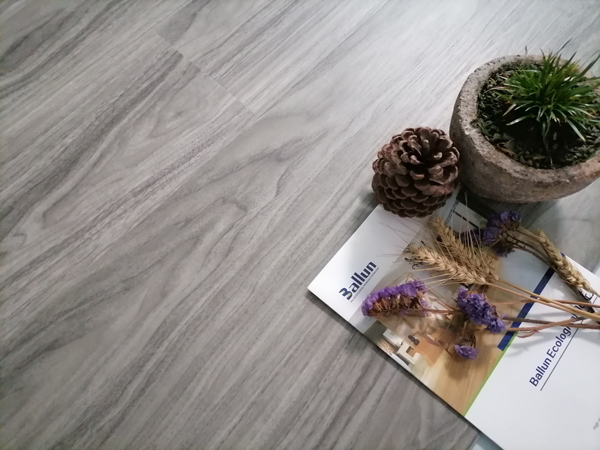 Zhejiang PVC Flooring SPC Vinyl Flooring Tile with Wood Design and 3.5 8mm Thickness