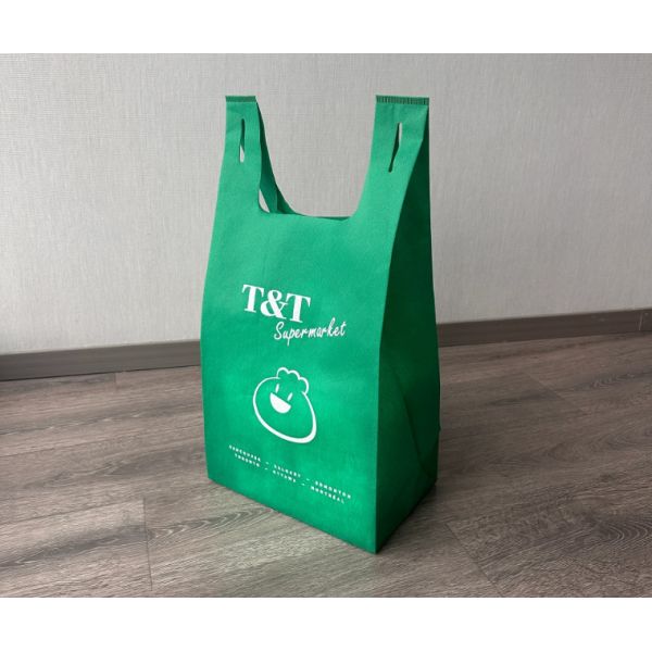 New Design T Shirt Non Woven Bags Cheap Tote Bags Custom Printed Recyclable Fabric With Logo Eco-friendly Non Woven Vest Bags W Cut T Shirt Non Woven