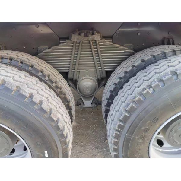 Used Fuel Trucks White Color Left Hand Drive 8×4 Drive Mode 371 Horsepower Used HOWO Dump Truck