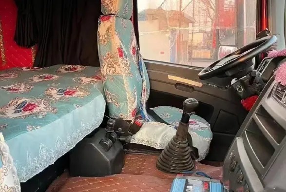 Used Tractor Trailers High Roof Cabin Weichai Engine 500hp 6×4 SHACMAN D'LONG X3000 Tractor Truck