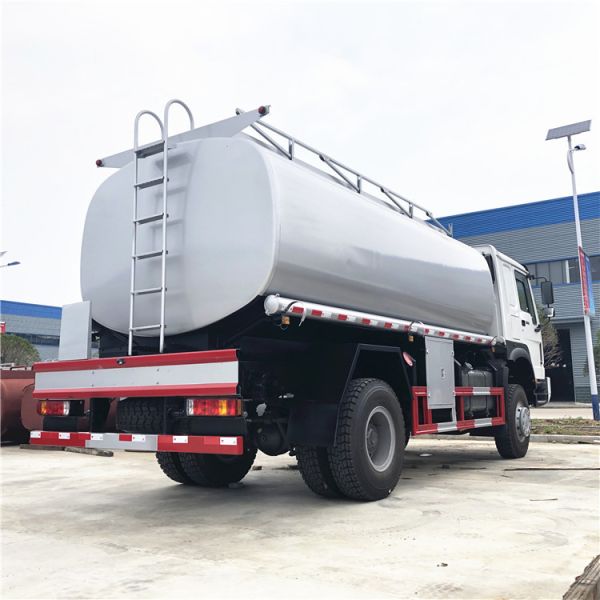 Sinotruk HOWO 4x4 Fuel Tank Truck , High Suspension Water Tank Truck 12-15m3