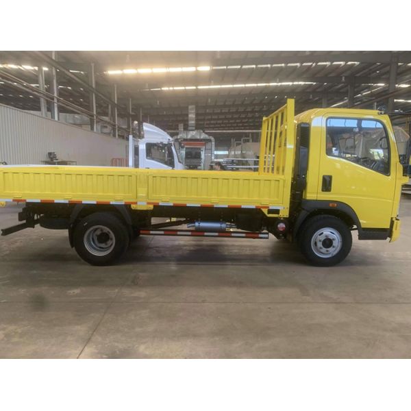 CNHTC HOWO lorry Truck 4X2 6x4 Diesel light Cargo Truck Dry Steel Box Cargo Truck