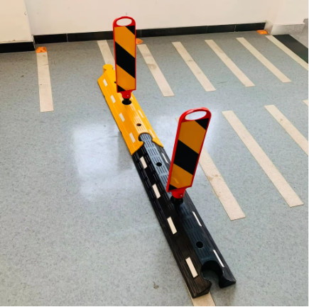 Traffic Safety Products Retractable Road Dividers With Warning Posts Barrier Level Crossing Signs