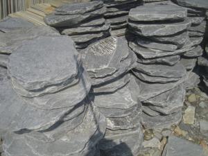 China Black Slate Stepping Stones Natural Slate Round Shape Garden Landscaping Stone Pavers on sale