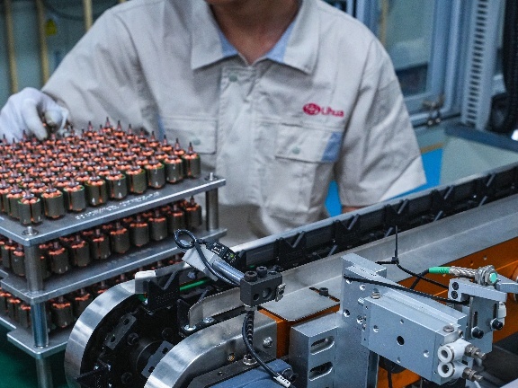 Lihua Motor /HCS Motors Employees are checking the rotor