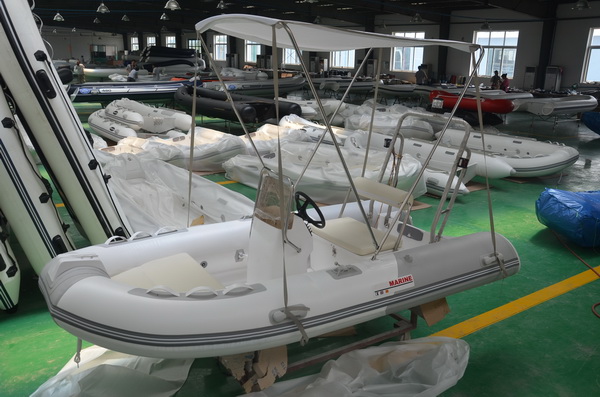 Heavy Duty Durable 5 Person Inflatable RIB Boats With YAMAHA Motor