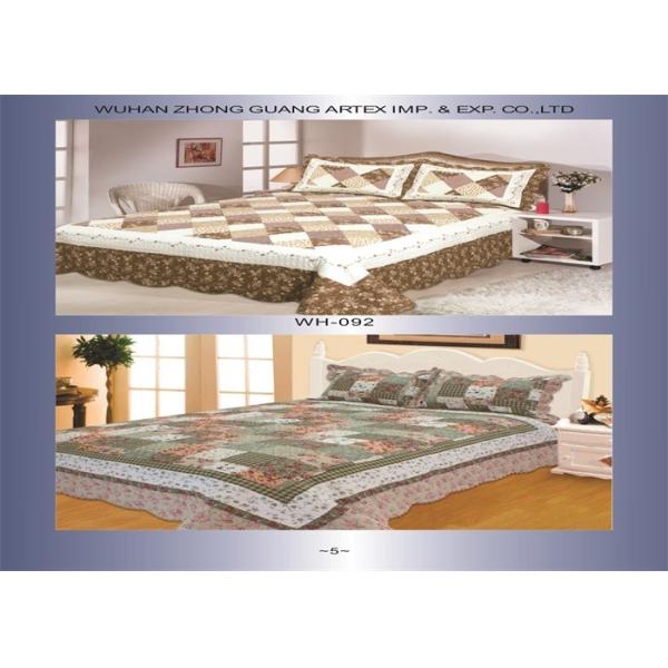 Cotton Frame Quilt Bedding Sets , Geometric Pattern Bedspreads And Comforters