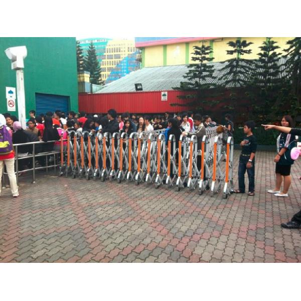 Aluminium Manual Safety Accordion Barrier Gate With Reflective Strickers