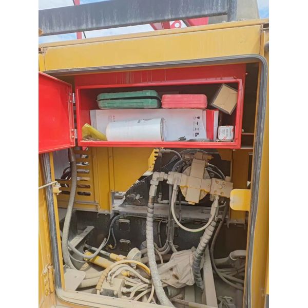 ISO9001 Certified Red and Yellow 60 Ton Telescopic Crawler Crane with Discounted