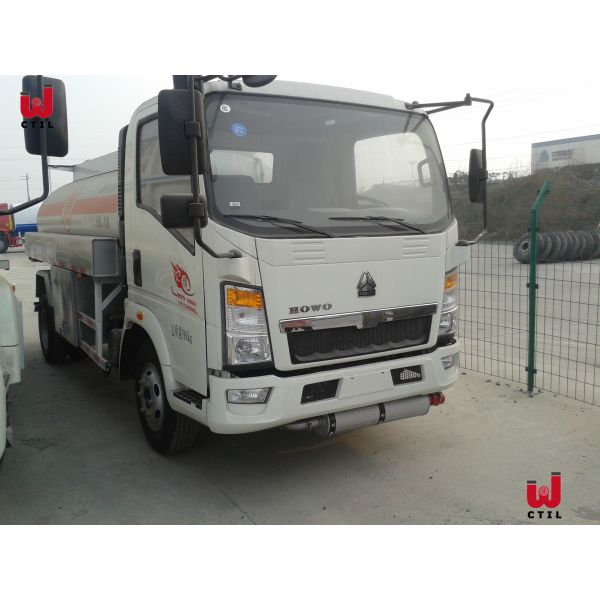 SINOTRUK HOWO 116HP Refueling Tank Truck Fuel Tank Truck
