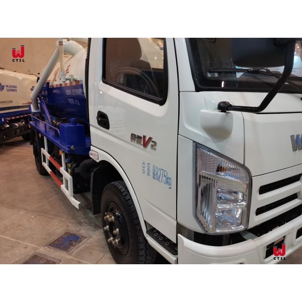 Euro 4 Sewer Vacuum Truck 5T Sewage Suction Truck 4x2