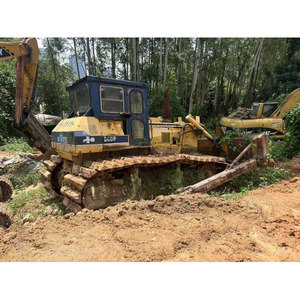 Komatsu D60P Bulldozer Has Excellent Durability , Flexibility , And High-quality