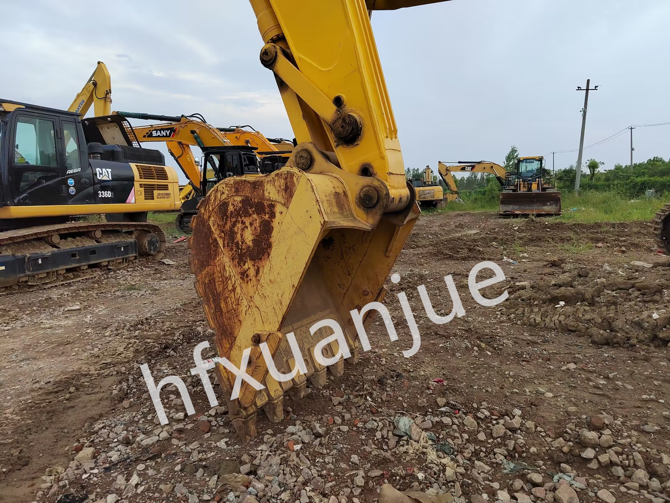 Second Hand Large Komatsu Used Crawler Excavator 605L Mechanical