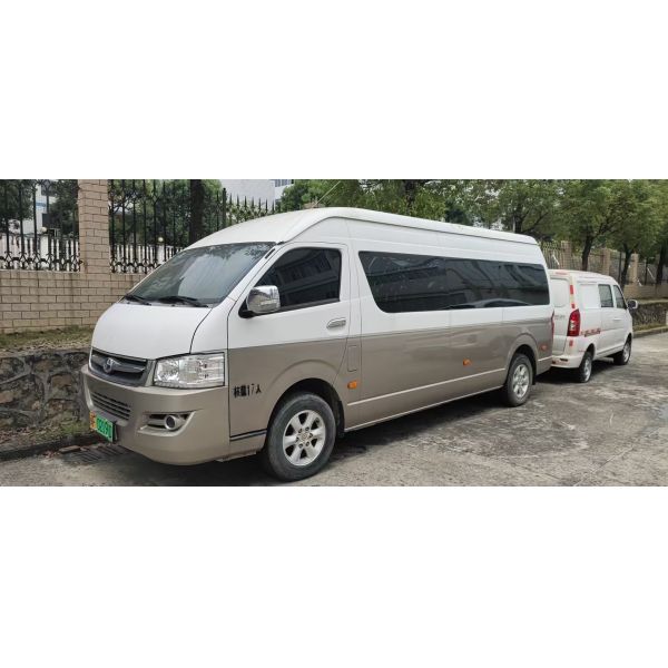 Electric Luxury Cabin ISO Used Passenger Van 7 Seats 70 Kwh Rear Doors
